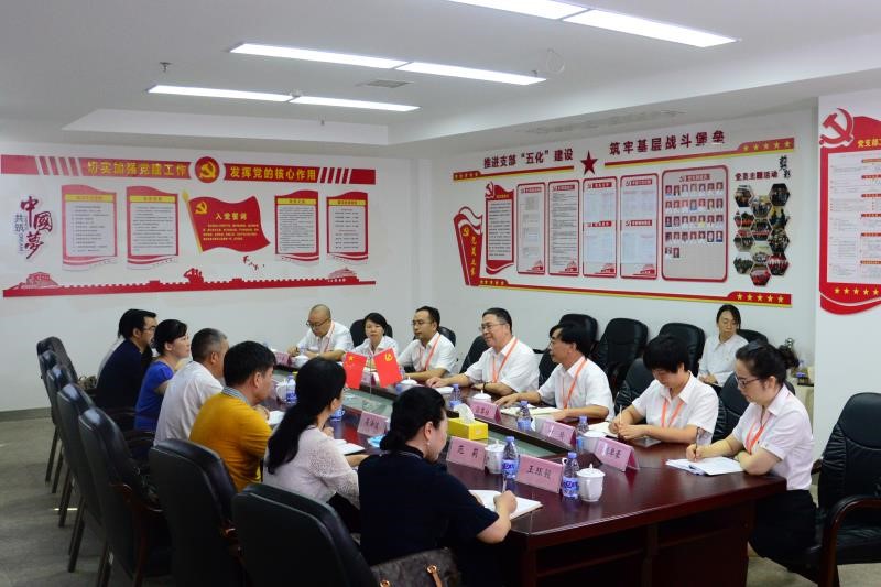 湖南发展集团党委书记、董事长谭建华来康乃馨公司调研(图2)